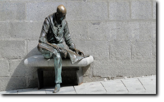 Uomo che legge - Madrid, Plaza de la Paja